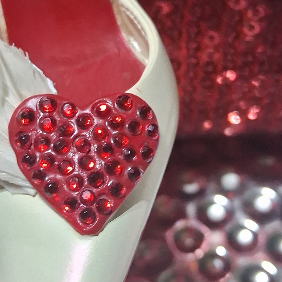 "Hearts Aflutter" miniature shoe figurine from the "Just the Right Shoe Raine. - Picture 3 of 5